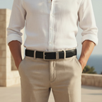zwarte leren riem zonder gaatjes gedragen bij casual outfit met linnen overhemd in zonnige setting